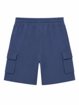 Bermuda cargo de color verde militar, confeccionada en tejido de felpa, con cintura elástica con cordón ajustable y bolsillos laterales con solapa.