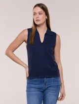 Musculosa tejida de marca Elie Tahari, color blanco, con cuello con solapa y escote V pronunciado, confeccionada en tejido de punto calado con patrón geométrico.