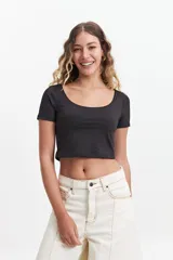 Remera cropped negra de manga corta con escote amplio.