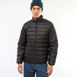 Campera puffer negra con cierre frontal y cuello alto.