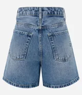 Short de jean celeste con tiro alto, corte mom, bolsillos delanteros y traseros, y lavado con efecto desteñido.