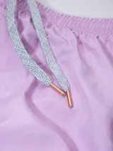 Short de baño lila con cintura elástica y logo estampado en la pierna.