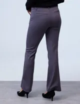 Pantalón negro de pierna ancha, marca Dictionary, confeccionado en tejido elastizado. Presenta pretina con pasadores, botón y cierre. Delantera con bolsillos y trasera con bolsillos simulados.