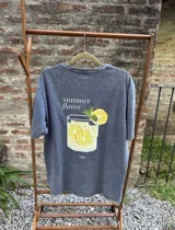 Remera gris con efecto lavado, de manga corta y cuello redondo. Estampado en la espalda con un vaso de limonada pixelado y la frase "Summer Flavor".
