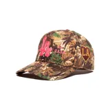 Gorro con visera tipo trucker, con estampado camuflado y bordados en color rosa con la leyenda "Mi Casa Es Su Casa" y las letras "LA".