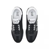 Championes urbanos Armani EA7, modelo de estilo vintage, color negro con detalles en blanco. Presentan el logo de la marca estampado en el lateral y en la lengüeta, con combinación de materiales textiles y gamuza, y suela de goma dentada.