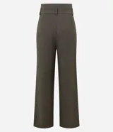 Pantalón recto de tiro medio con textura espina de pez, confeccionado en tejido de poliéster y viscosa. Presenta cintura con trabillas, bolsillos laterales y cierre frontal. Incluye cinturón de poliuretano a juego.