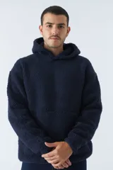 Canguro de sherpa polar color beige, con capucha, bolsillo tipo canguro y logo de goma en el pecho.