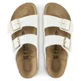 Sandalias Birkenstock Arizona blancas con dos correas ajustables con hebillas doradas y plantilla anatómica de corcho y látex.