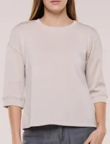 Buzo de calce relajado color negro, confeccionado en modal con cuello redondo clásico, mangas tres cuartos de hombros caídos con puño y ruedo recto.