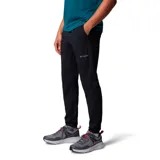 Pantalon Columbia de corte técnico en color negro, con cintura elástica ajustable y tecnología Omni-Shield repelente al agua. Presenta un diseño funcional con ajuste elástico en los tobillos y logo de la marca bordado en la pierna.