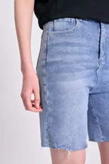 Bermuda de jean azul claro con spandex y terminación desflecada.