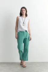 Pantalón de lino color verde con corte recto y bolsillos laterales.