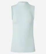 Blusa sin mangas de calce ajustado, confeccionada en tejido de viscosa con textura acanalada y cuello alto.