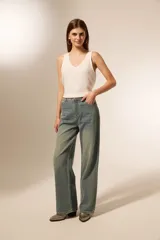 Pantalón de jean azul con textura, corte recto y calce medio.