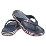 Ojotas Crocs Bayaband Flip de color azul marino, con tiras de dedo y suela con banda lateral blanca y roja con la inscripción de la marca en relieve.