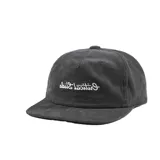 Gorra de visera plana confeccionada en pana de algodón, color negro, con bordado en hilo blanco en el frente y cierre ajustable en la parte posterior.