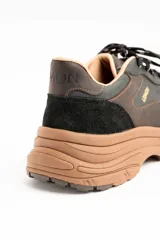 Championes urbanos Lemon de cuero negro y marrón con plataforma y cordones bicolores.