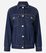 Campera trucker de jeans azul oscuro, corte amplio, con cuello clásico, cierre frontal con botones blancos, mangas largas y bolsillos delanteros con solapa.