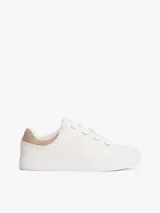Zapatillas de corte bajo Tommy Hilfiger, confeccionadas en piel napa blanca con paneles de textura contrastante en el talón. Presentan suela gruesa de goma, cierre con cordones y logo metálico en bajo relieve en el lateral.