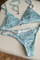 Conjunto de bikini aterciopelado color gris claro, con corpiño triangular con contorno y breteles regulables y copas desmontables, y bombacha colaless regulable.