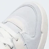 Championes Adidas Forum 2000 color gris claro con detalles en blanco. Confeccionados en gamuza y cuero, con las tres rayas clásicas de Adidas en los laterales y lengüeta acolchada.