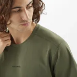 Remera Salomon Trackline de manga corta y cuello redondo, color verde, con diseño minimalista y logo sutil en el pecho.