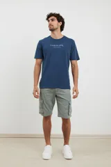 Bermuda cargo de color verde, con diseño funcional de seis bolsillos, incluyendo bolsillos laterales con solapa. Confeccionada en tejido de algodón con elastano para mayor comodidad.