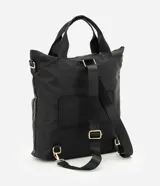 Mochila de poliéster color negro con diseño rectangular y estructurado, marca Satinato. Cuenta con cierre superior, asas de mano reforzadas y un amplio bolsillo frontal con cierre y herrajes dorados.