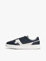 Zapatillas de tenis Tommy Hilfiger de corte bajo, confeccionadas en piel napa color azul marino con paneles laterales en contraste color blanco. Presentan cierre con cordones, suela de goma blanca y logo de la marca grabado en el lateral y el talón.