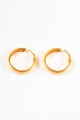 Aros tipo argolla de metal color dorado, de 5 cm de diámetro.