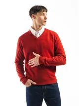 Buzo tejido de punto con cuello en V, de calce regular y mangas largas con puños acanalados.