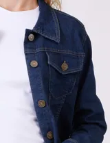 Campera de jean azul oscuro, marca Dash, con cuello solapa, botones metálicos y bolsillos aplicados en la parte delantera.