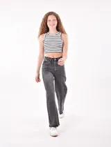 Musculosa corta a rayas horizontales blancas y verde agua, con cuello redondo y sisas anchas.