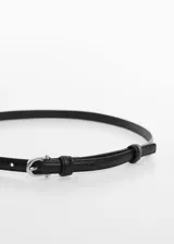 Cinturón fino de cuero negro con hebilla metálica plateada.