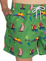 Short de baño RKF modelo Izam de color verde, con estampado colorido de loros y papagayos. Cuenta con cintura elástica con cordón ajustable blanco y gris, y bolsillos laterales.