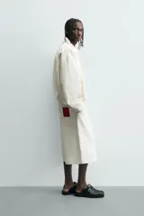 Cazadora de algodón color crema, corte regular fit, con cuello solapa, cierre frontal de cremallera y puños y bajo elásticos. Presenta bordado a tono en el delantero y espalda, y un parche combinado a contraste en la espalda.