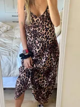 Vestido largo de fibrana con estampado animal print, corte suelto y breteles finos.