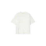 Remera de piqué color blanco, de corte oversize, con mangas cortas y cuello redondo.