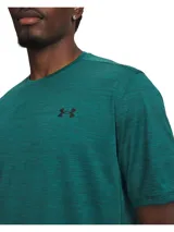 Remera deportiva Under Armour de manga corta, confeccionada en tejido técnico ultratranspirable con textura jaspeada. Presenta cuello redondo, corte holgado y logo de la marca estampado en el pecho.