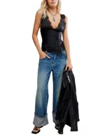 Top negro de satén con cuerpo fruncido y detalles de encaje en escote y ruedo inferior. Presenta tirantes finos de encaje y espalda fruncida.