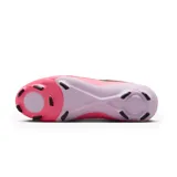 Championes de fútbol Nike Phantom GX 2 Academy FG, con capellada blanca y detalles en negro. Presentan el logo de Nike en dorado y cordones blancos. Ideales para superficies naturales y sintéticas.