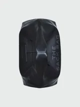 Bolso de hombro Marc Jacobs modelo The Sack, confeccionado en cuero negro con textura granulada. Presenta el nombre del modelo y la marca grabados en relieve en el frente. Diseño minimalista y espacioso con correa integrada al cuerpo del bolso.