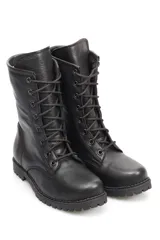 Borcego clásico de cuero liso color beige, con cordones y suela track.