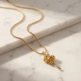 Cadena de eslabones finos con dije de tres flores en tono dorado, adornadas con pequeñas incrustaciones de circonias.