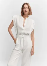 Mono largo de tejido de bambula con textura, color blanco. Presenta cuello de tira, cierre frontal con botones, mangas cortas con hombreras sutiles y cintura elástica con lazo ajustable.
