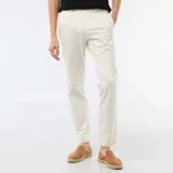 Pantalón chino de twill color blanco, con corte ajustado y bolsillos laterales, ideal para un look formal o casual.