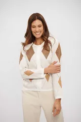 Saco de punto con diseño de rombos en tonos crudo y marrón, con cierre frontal de botones y cuello redondo.