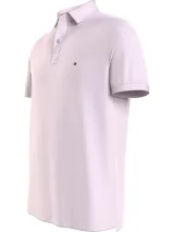 Chomba de corte regular confeccionada en mezcla de algodón y elastano. Presenta cuello tipo polo, cartera de dos botones, mangas cortas y el logo de la marca bordado en el pecho.