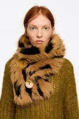 Cuello de pelo sintético con estampado animal print en tonos beige y blanco, con cierre de botones frontales.